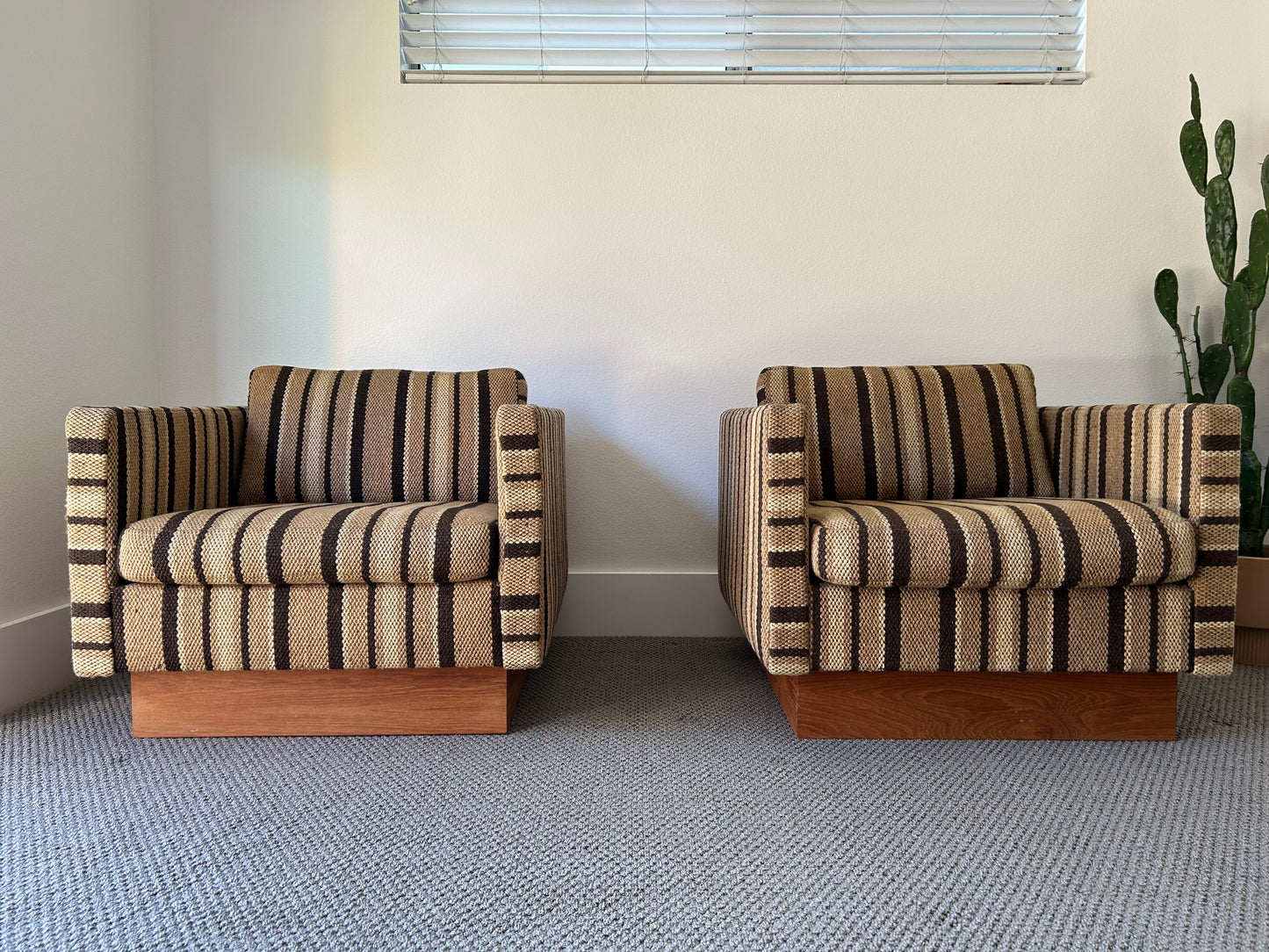 PAIR OF VINTAGE 1960s MID CENTURY STYLE MILO BAUGHMAN STYLE CUBE LOUNGE CHAIRS